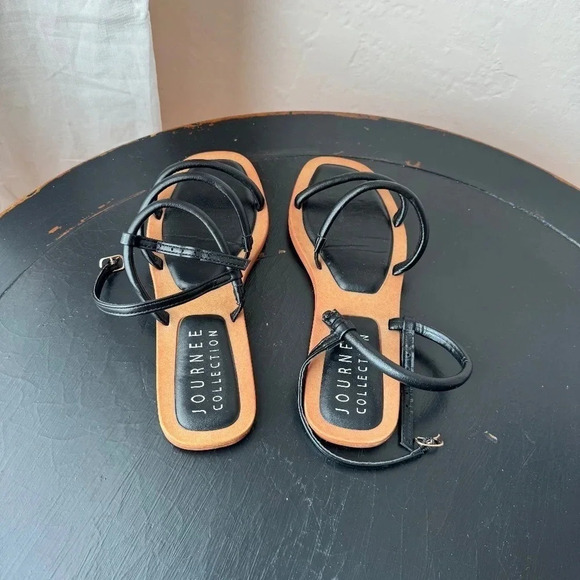 NWOT Journee Collection Karrio Sandal Tan and Black Women’s Size 7 - Picture 4 of 5